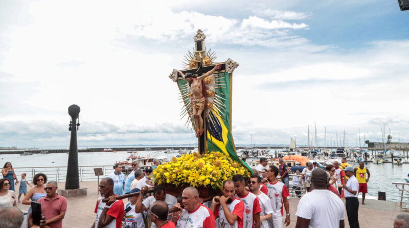 Procissão marítima leva imagem do Senhor do Bonfim à Conceição da Praia